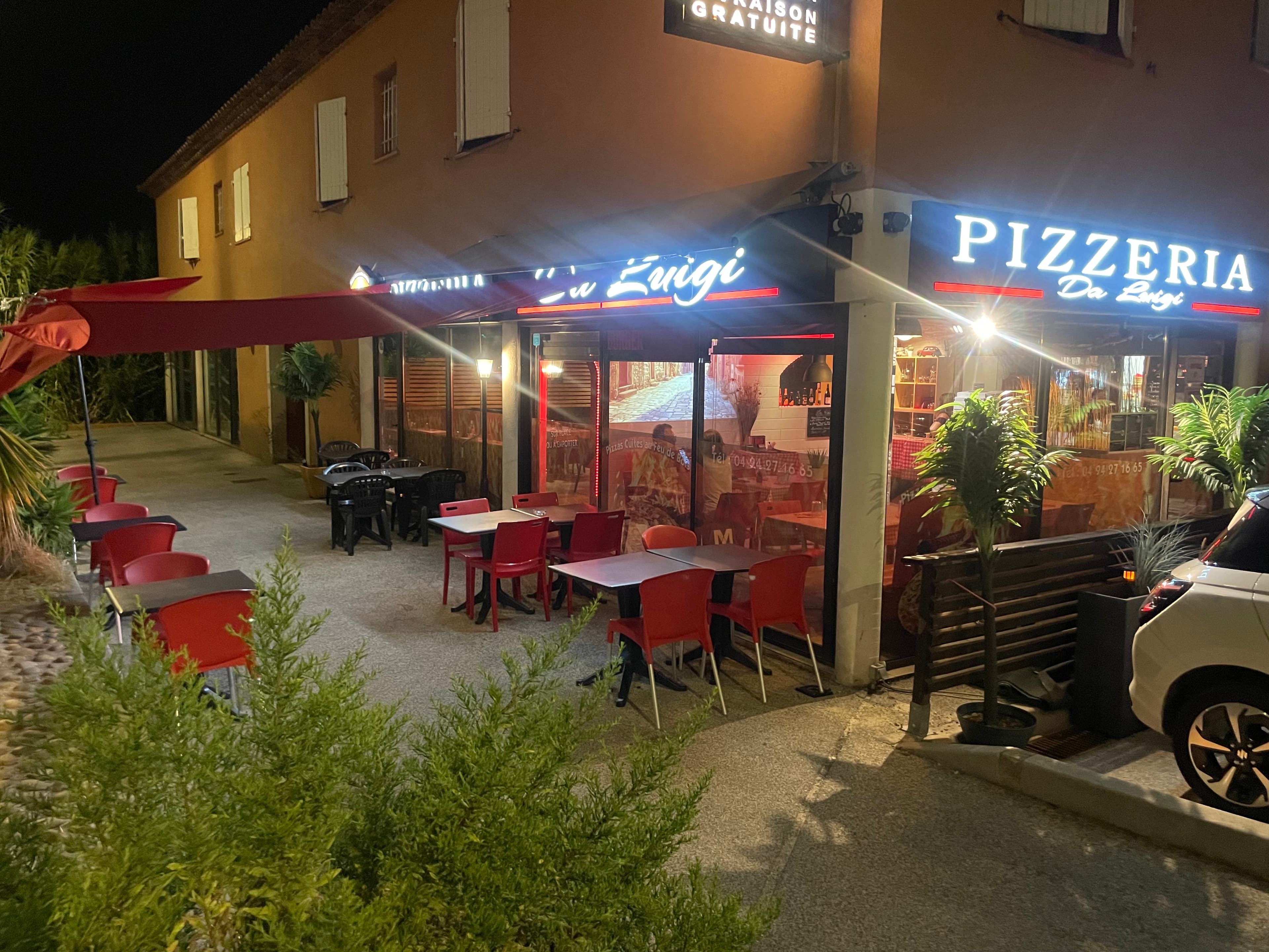 Enseigne Pizza Da Luigi de nuit, vue large de la façade