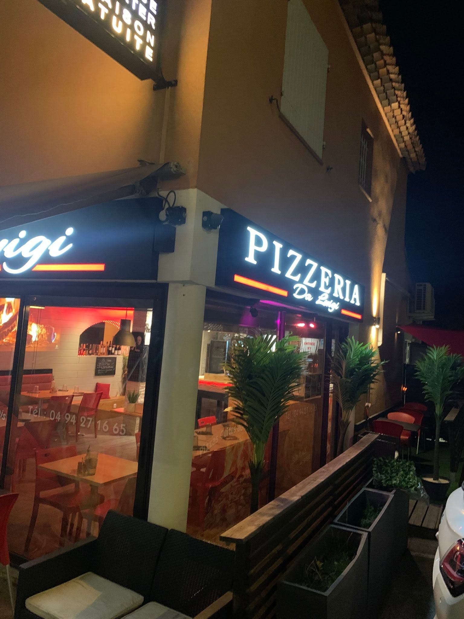 Enseigne Pizza Da Luigi de nuit, vue large de la façade