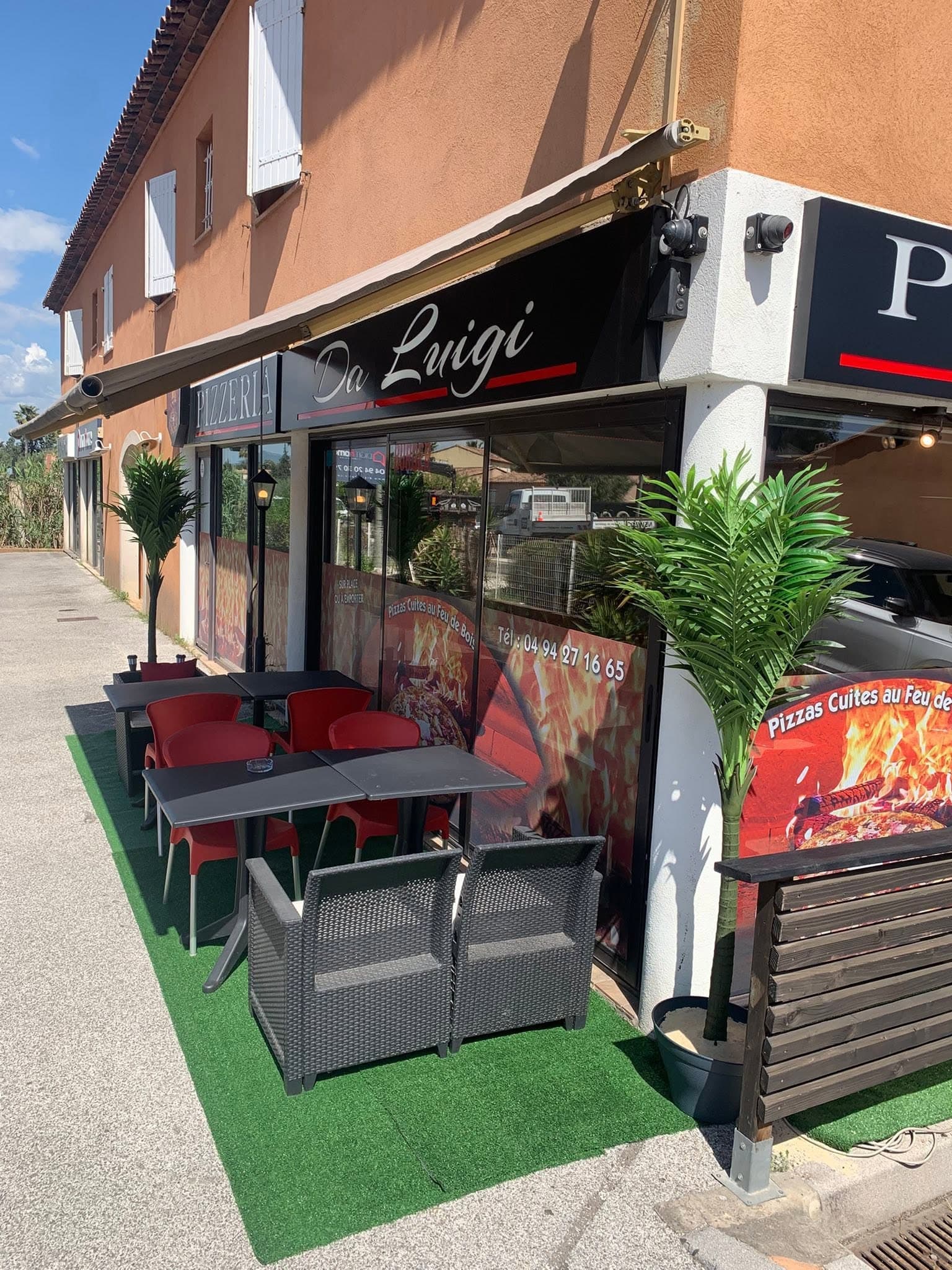 Façade et terrasse de Pizza Da Luigi en journée