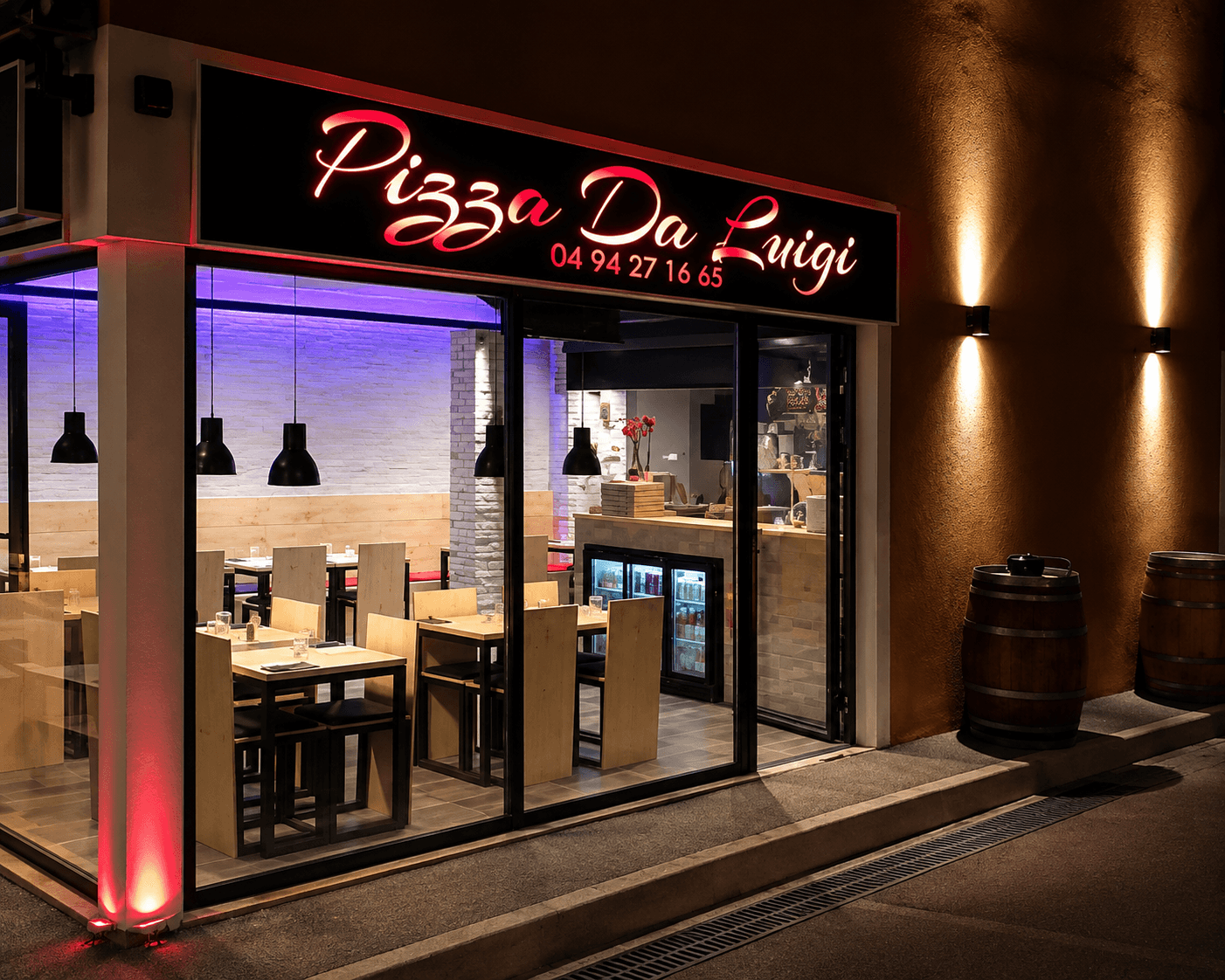 Façade de nuit de Pizza Da Luigi, enseigne néon et terrasse éclairée
