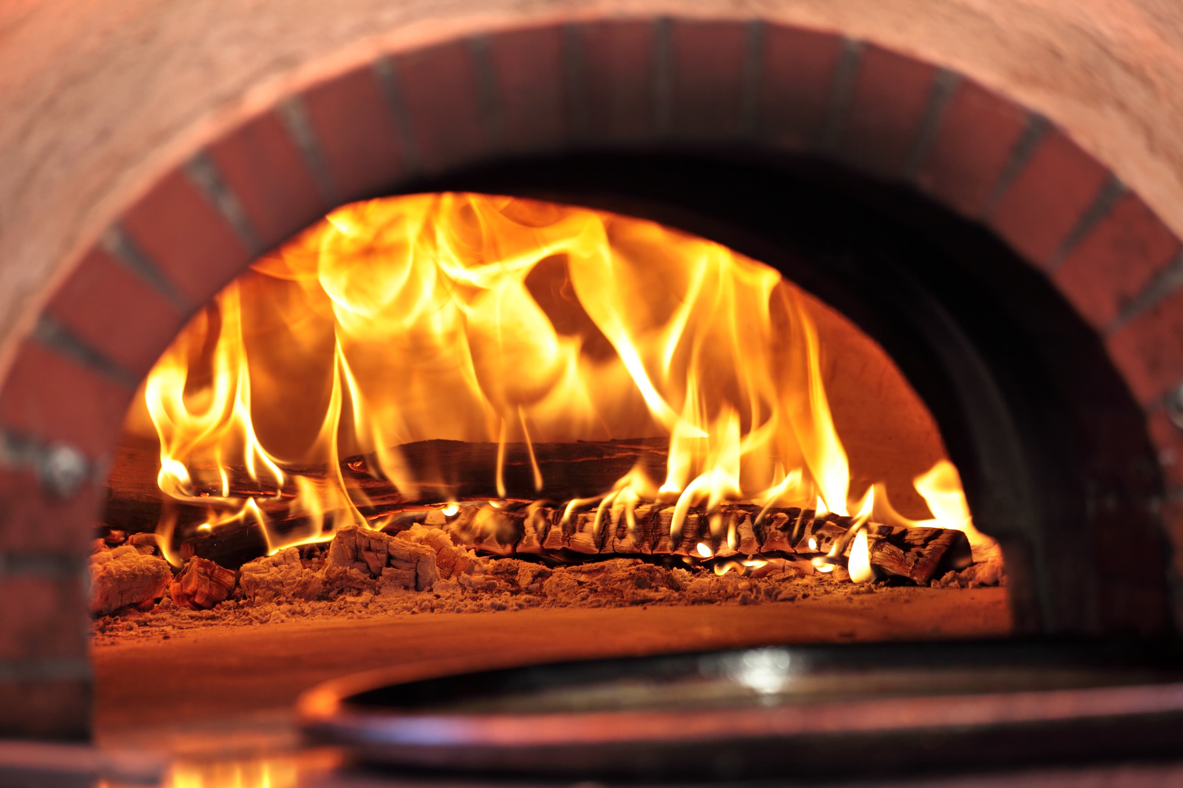 Four à bois de Pizza Da Luigi où cuisent les pizzas