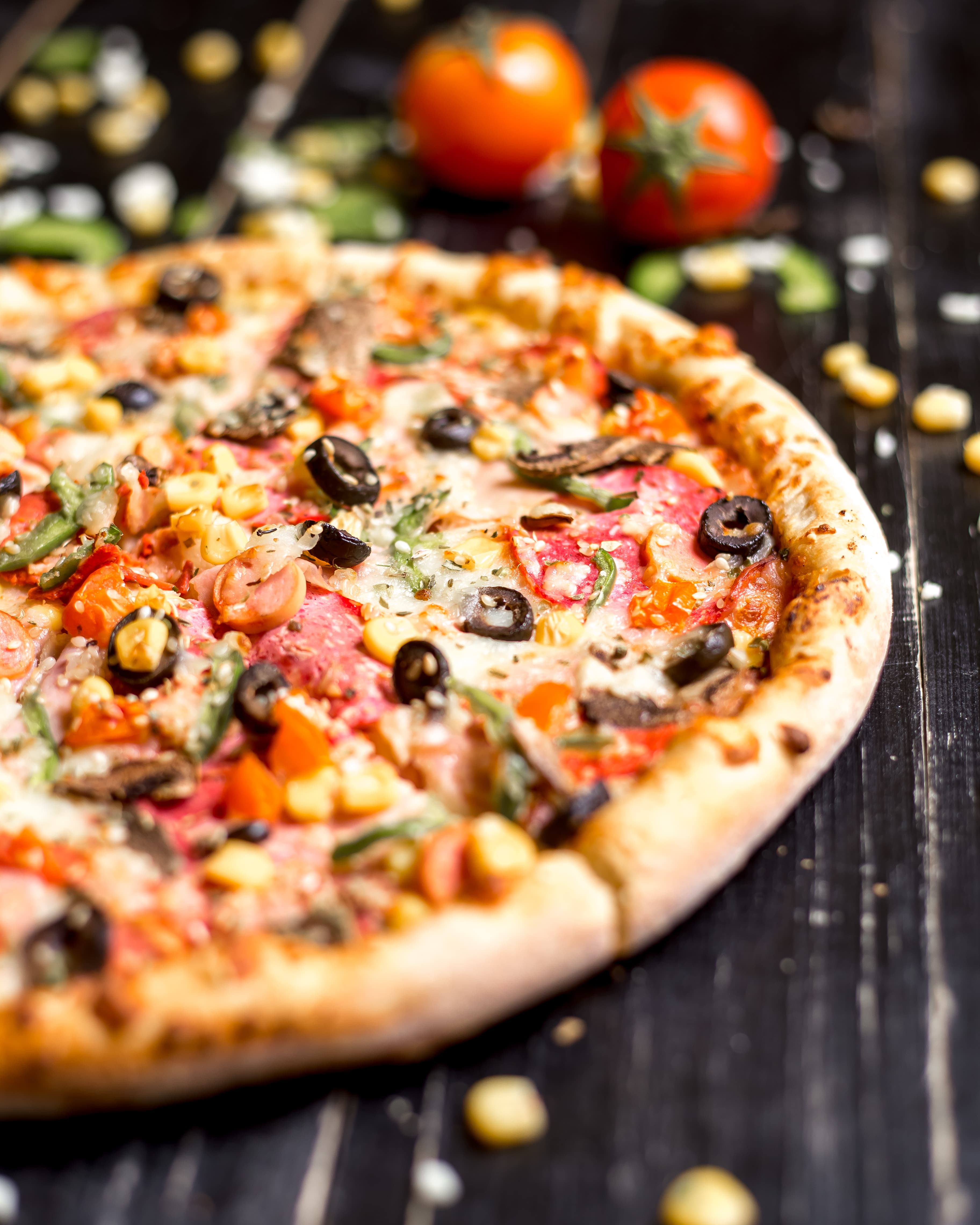 Pizza généreuse partagée en famille, garniture abondante